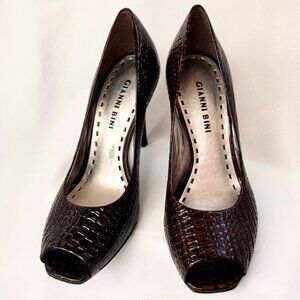 1038 Gianni Bini Women's Alligator Print Pumps - Black and Brown - Size 6M